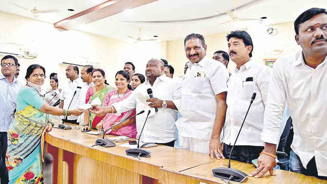 ఆడబిడ్డలు అండగా నిలువాలి