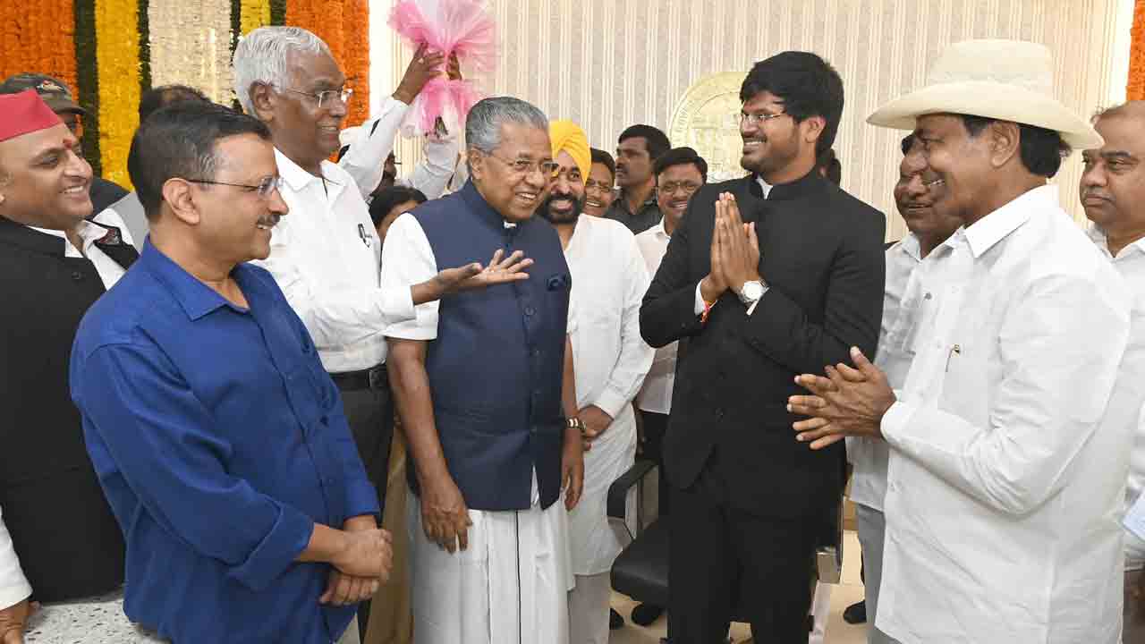 ప్రజలకు అందుబాటులో.. ప్రభుత్వ విభాగాలు