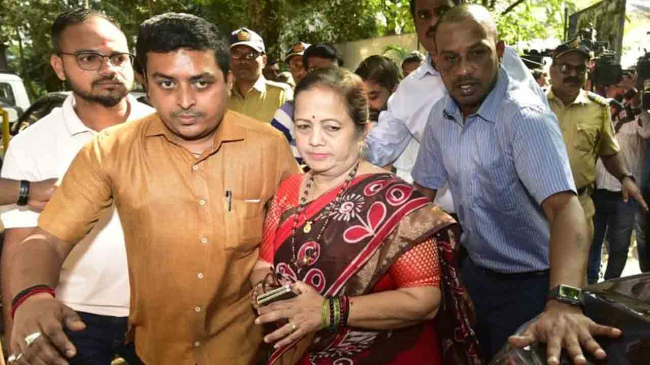 ముంబై మాజీ మేయర్‌పై చీటింగ్‌ కేసు