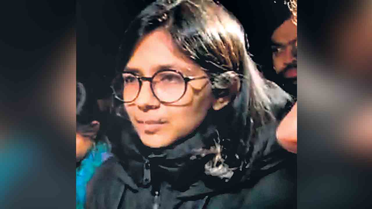 ఢిల్లీ మహిళా కమిషన్‌ చైర్‌పర్సన్‌ని కారుతో ఈడ్చుకెళ్లిన దుండగుడు