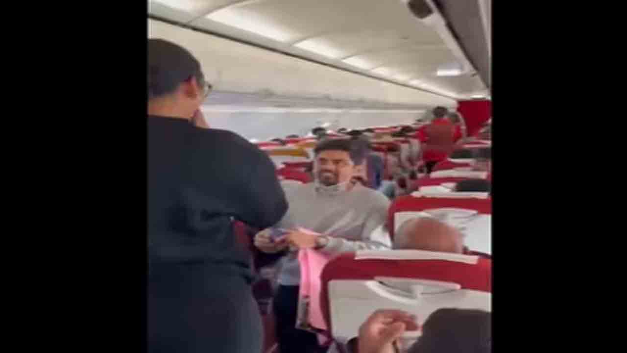 Watch: ఎయిర్‌ ఇండియా విమానంలో.. మహిళకు ప్రపోజ్‌ చేసిన చేసిన వ్యక్తి