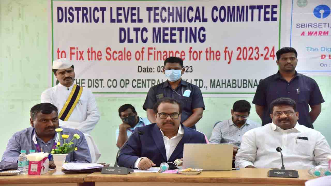 బ్యాంకర్లు రైతులకు పంట రుణాలు ఇవ్వాలి