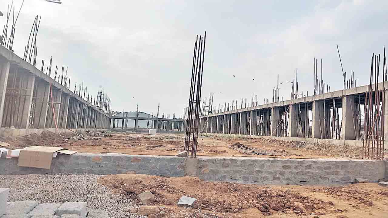 అత్యాధునిక హంగులతో ముస్తాబవుతున్న ఇంటిగ్రేటెడ్‌ మార్కెట్‌