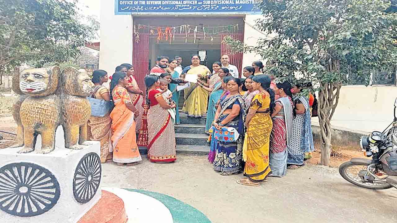 ‘స్కీం’ వర్కర్ల సమస్యలను పరిష్కరించాలి