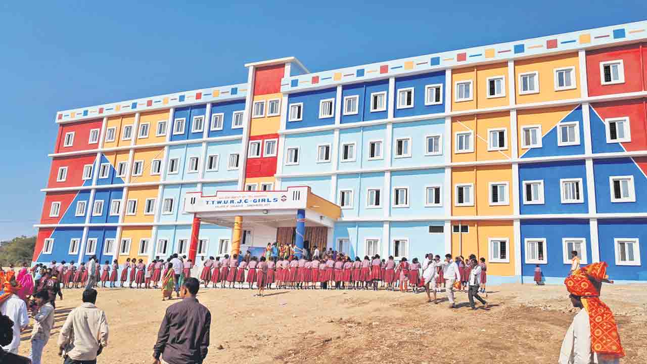 నూతన భవనంలో సిర్గాపూర్‌ గిరిజన బాలికల గురుకులం