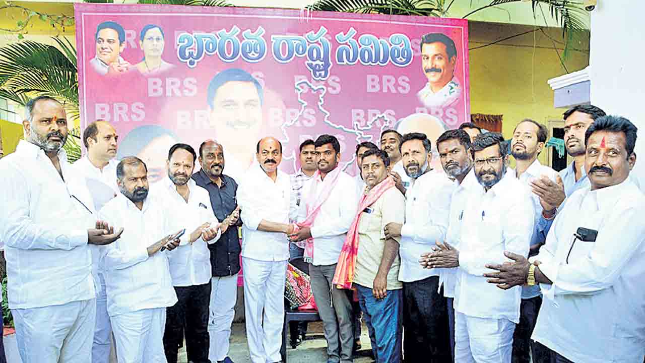 బీఆర్‌ఎస్‌లో చేరిన కాంగ్రెస్‌ సర్పంచ్‌