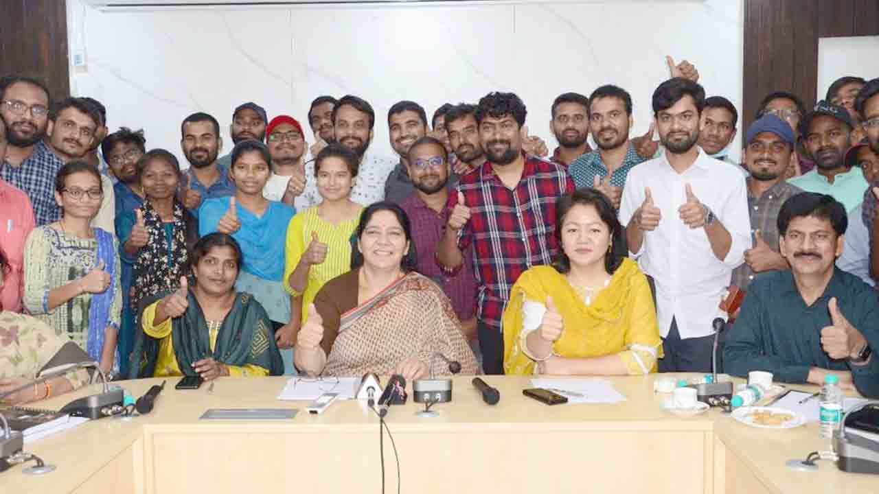 123 మంది గిరిజనులు గ్రూప్‌ 1కు సెలెక్ట్‌ కావడం అభినందనీయం : మంత్రి సత్యవతి రాథోడ్‌