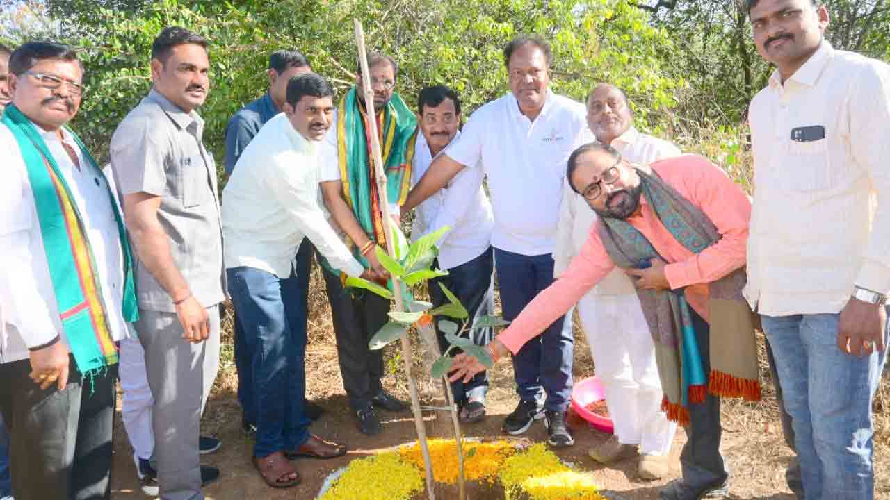 వాతావరణ సమతుల్యాన్ని పరిరక్షించాల్సిన బాధ్యత అందరిది : ఎంపీ రవిచంద్ర