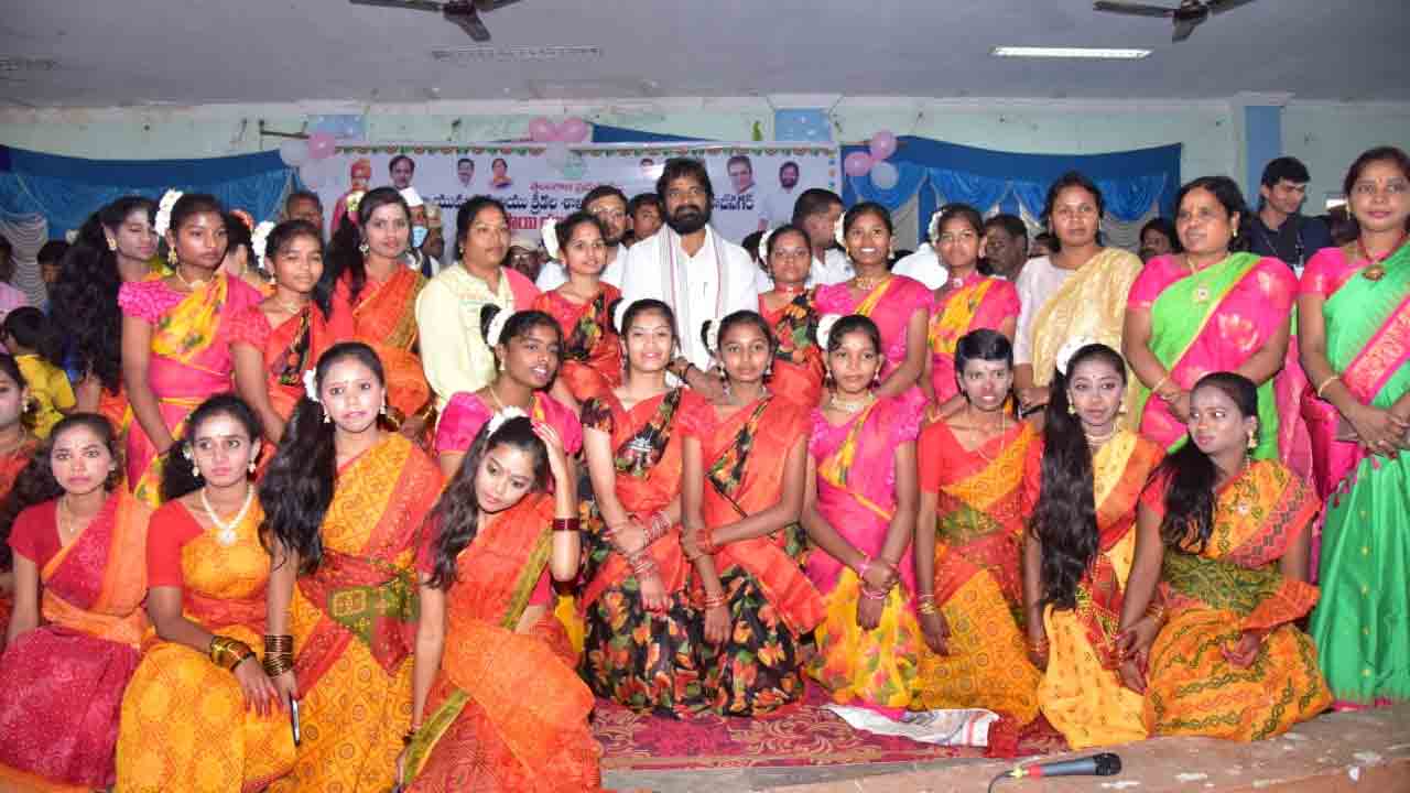 ప్రతిభను వెలికితీయాలి