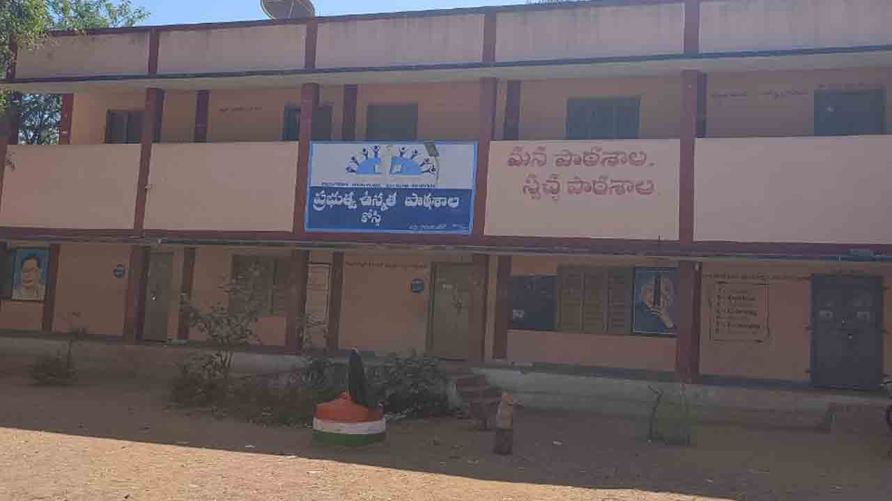 ఉపాధ్యాయుడు లేక ముందుకు సాగని పాఠ్యాంశాలు