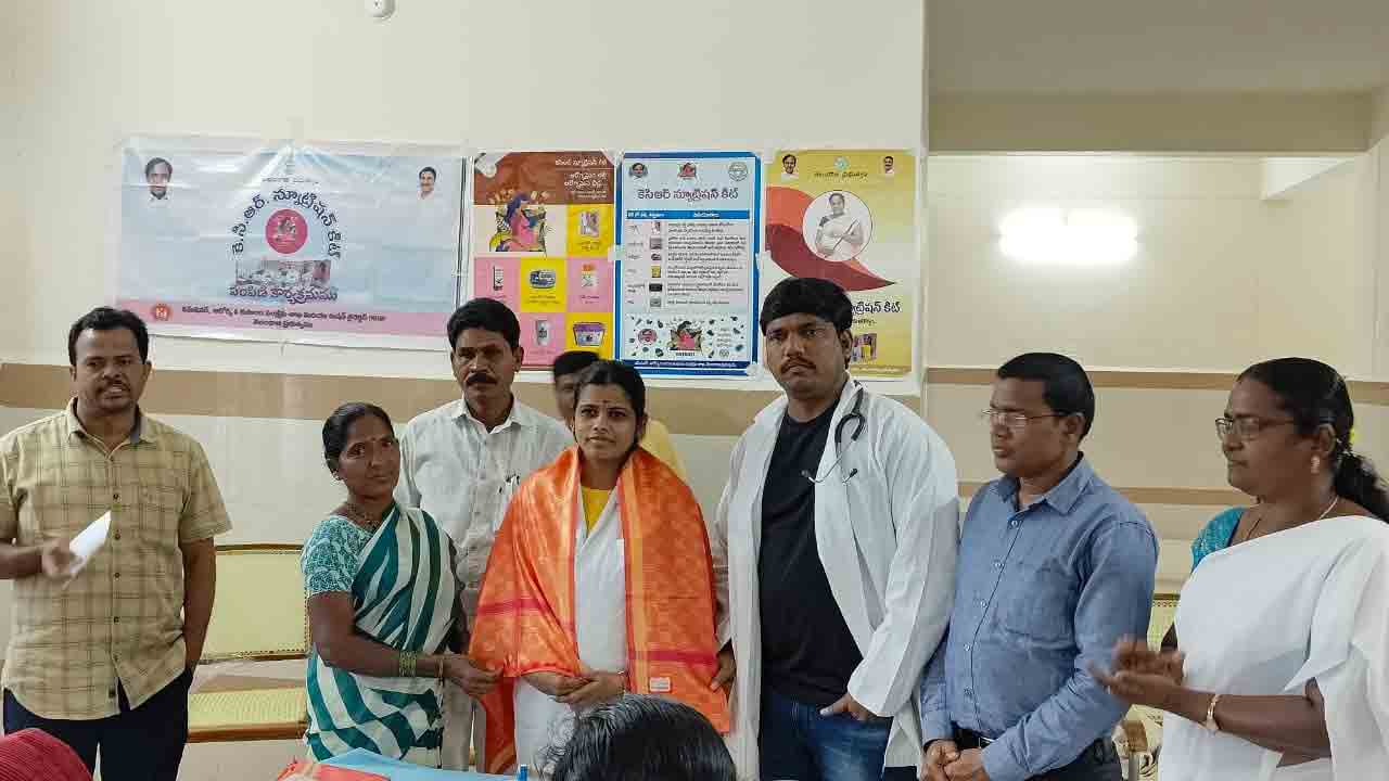 అత్యవసర పరిస్థితుల్లో ప్రసవం చేసిన నర్సులు