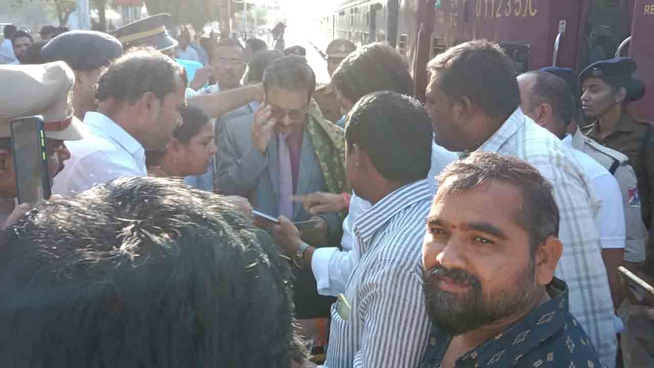 రైల్వే స్టేషన్‌ ఉన్నా… బస్సు ఎక్కాల్సిందే..