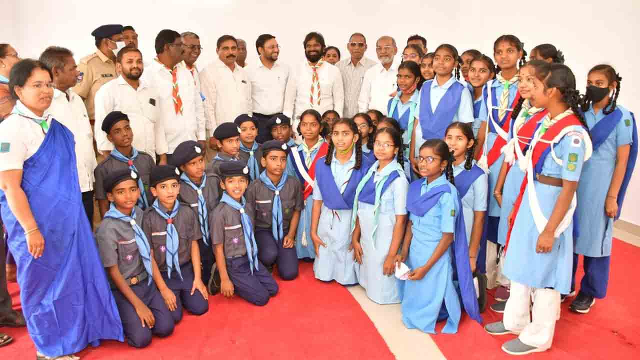 సేవాభావం అలవర్చుకోవాలి