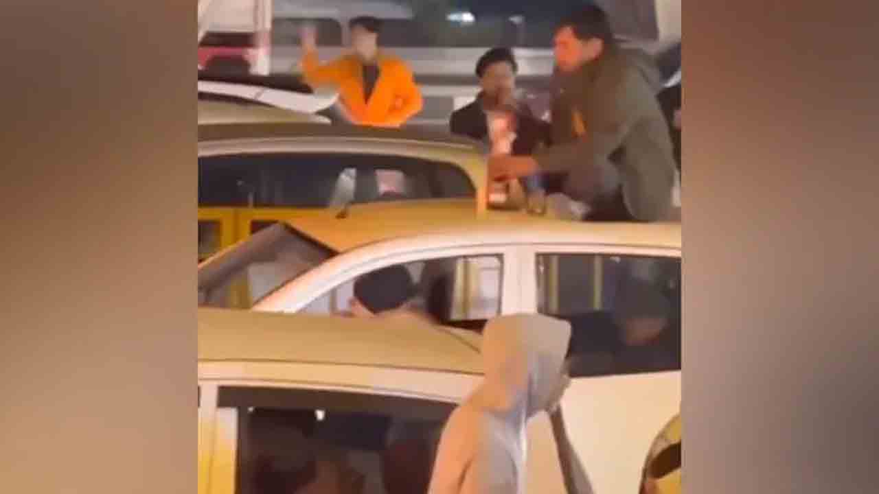 Viral Video: ట్రాఫిక్‌ జామ్‌ నేపథ్యంలో.. దర్జాగా కారుపైన కూర్చొని మద్యం సేవించిన వ్యక్తి