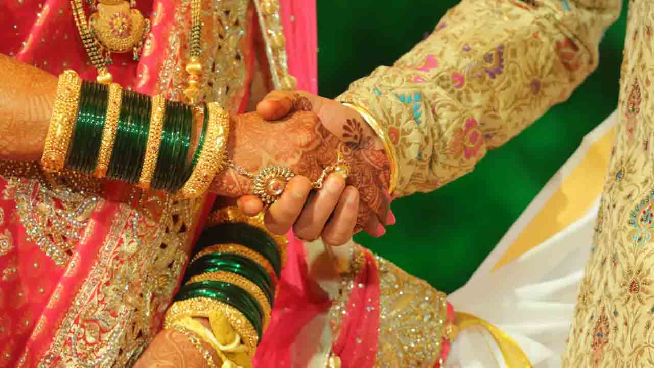 పల్లెటూరి వాడినని ఎవ్వరూ పిల్లనిస్తలేరు.. ఎమ్మెల్యేగారూ జర సంబంధం చూడరూ..!