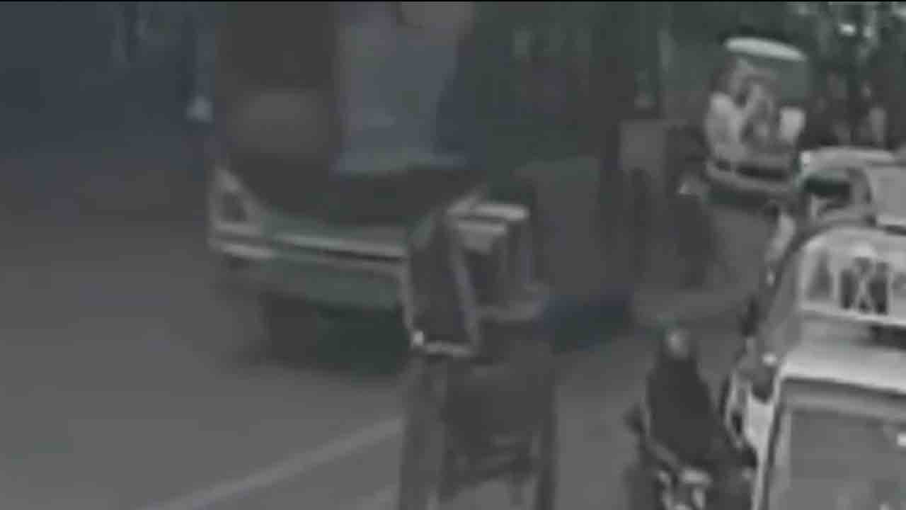 Video | ఢిల్లీలో మరో దారుణం.. కారుతో ఢీకొట్టి.. బానెట్‌పై ఈడ్చుకెళ్లి..!