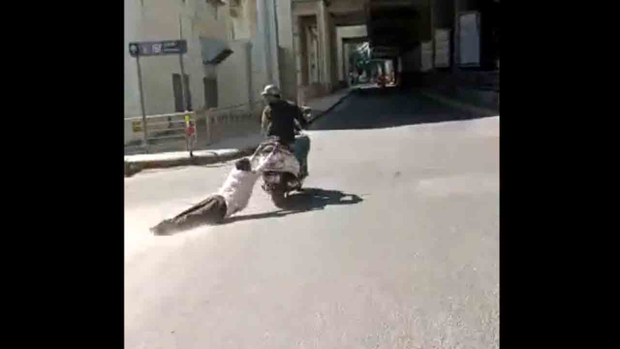 దారుణం.. స్కూటీతో వృద్ధుడిని ఈడ్చుకెళ్లిన యువకుడు.. వీడియో