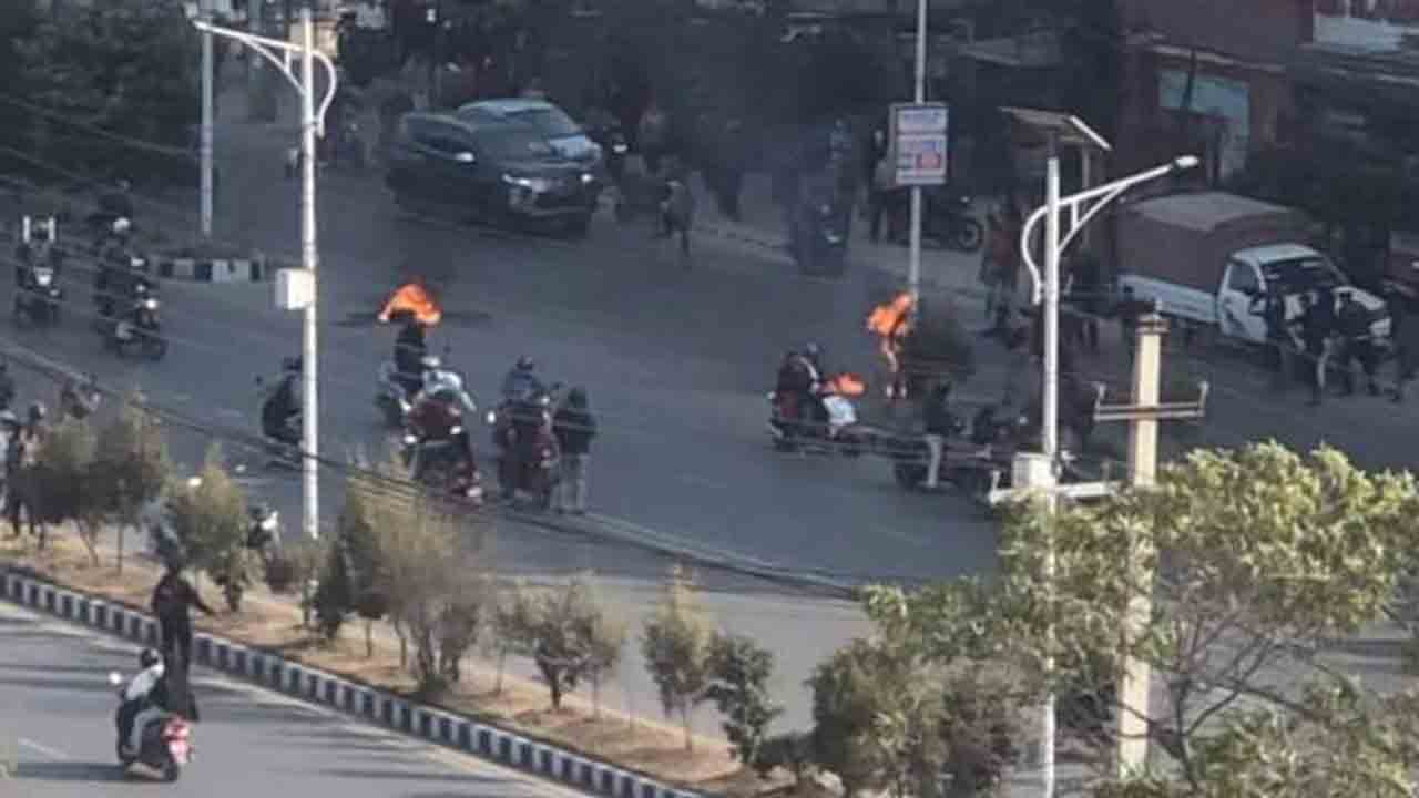 నేపాల్‌ పార్లమెంట్‌ ముందు వ్యక్తి ఆత్మహత్యాయత్నం.. ఒంటికి నిప్పంటించుకుని రోడ్డుపై పరుగులు