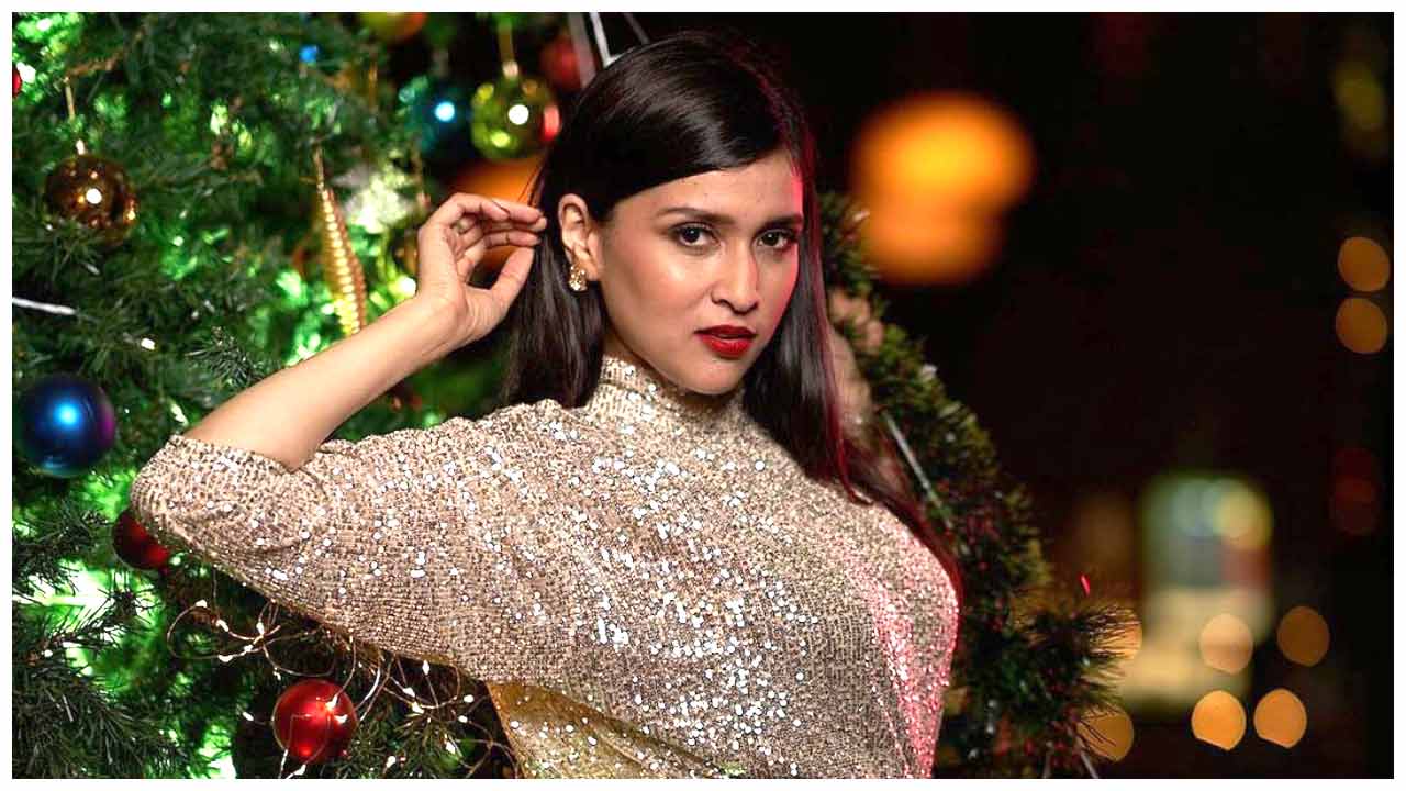 Mannara Chopra | గోల్డెన్ డ్రెస్‌లో మన్నారా చోప్రా మెరుపులు..