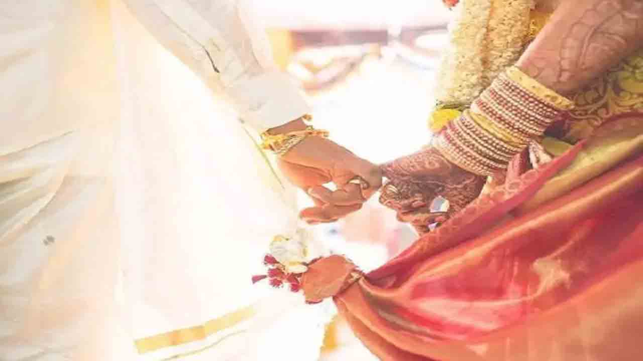 కులాంతర వివాహం చేసుకున్నందుకు.. వైమానిక, నేవీ అధికారులను బహిష్కరించిన గ్రామస్తులు