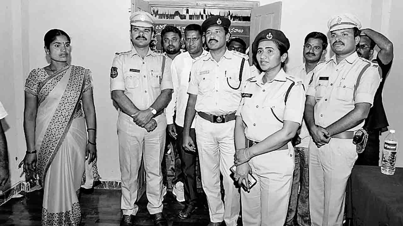 సీసీ కెమెరాల ఏర్పాటుతో నేరాల కట్టడి