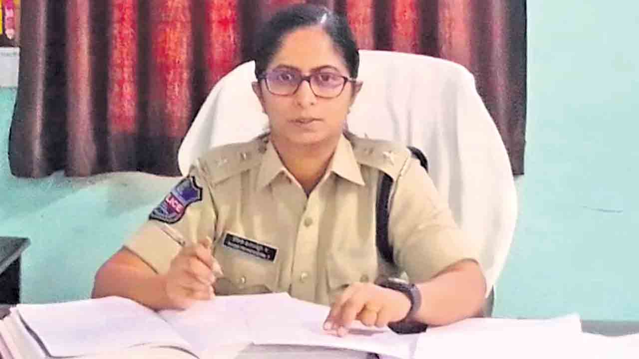 వేధిస్తే ఫిర్యాదు చేయాలి