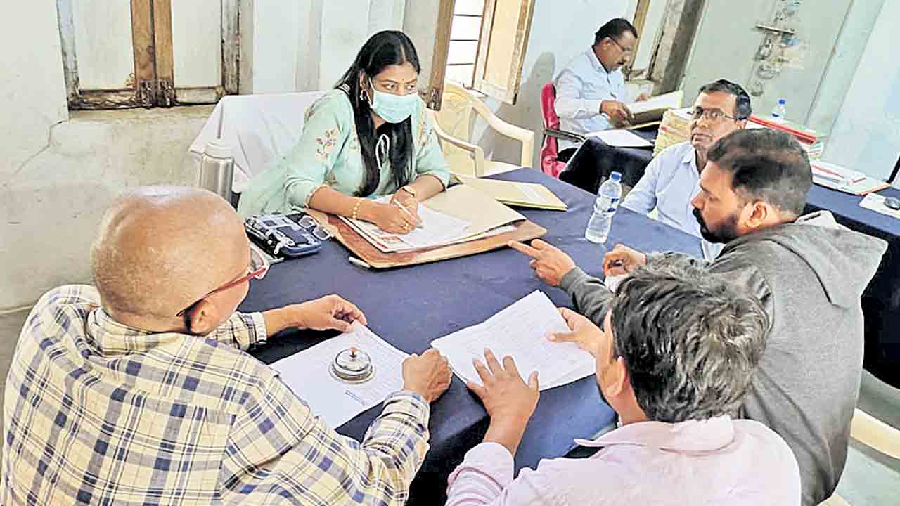 క్రీడా మైదానాలు పూర్తి చేయాలి