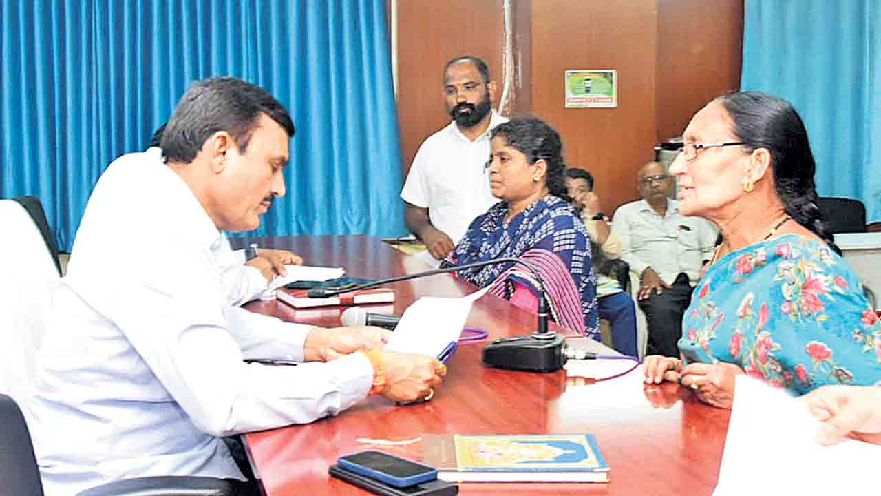 పండగవేళ ప్రజావాణికి తగ్గిన ఫిర్యాదులు