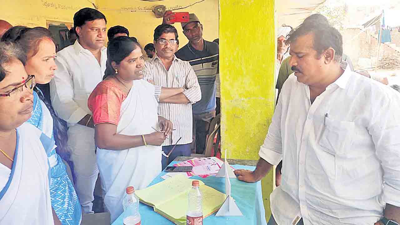 స్వచ్ఛందంగా తరలివస్తున్న ప్రజలు