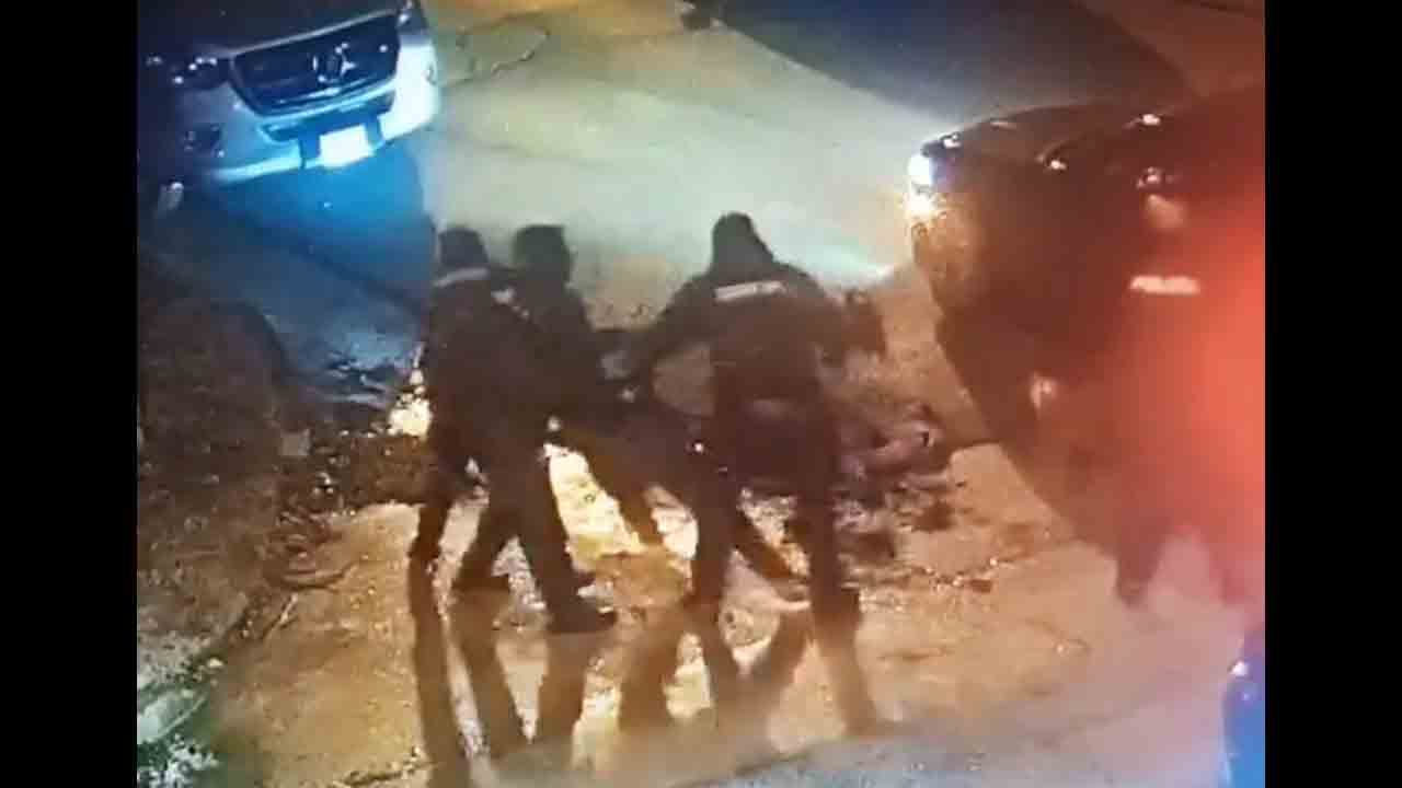 Video | అమెరికా పోలీసుల దాడిలో నల్లజాతీయుడి మృతి.. కెమెరాలో రికార్డయిన పోలీసుల దాష్టీకం