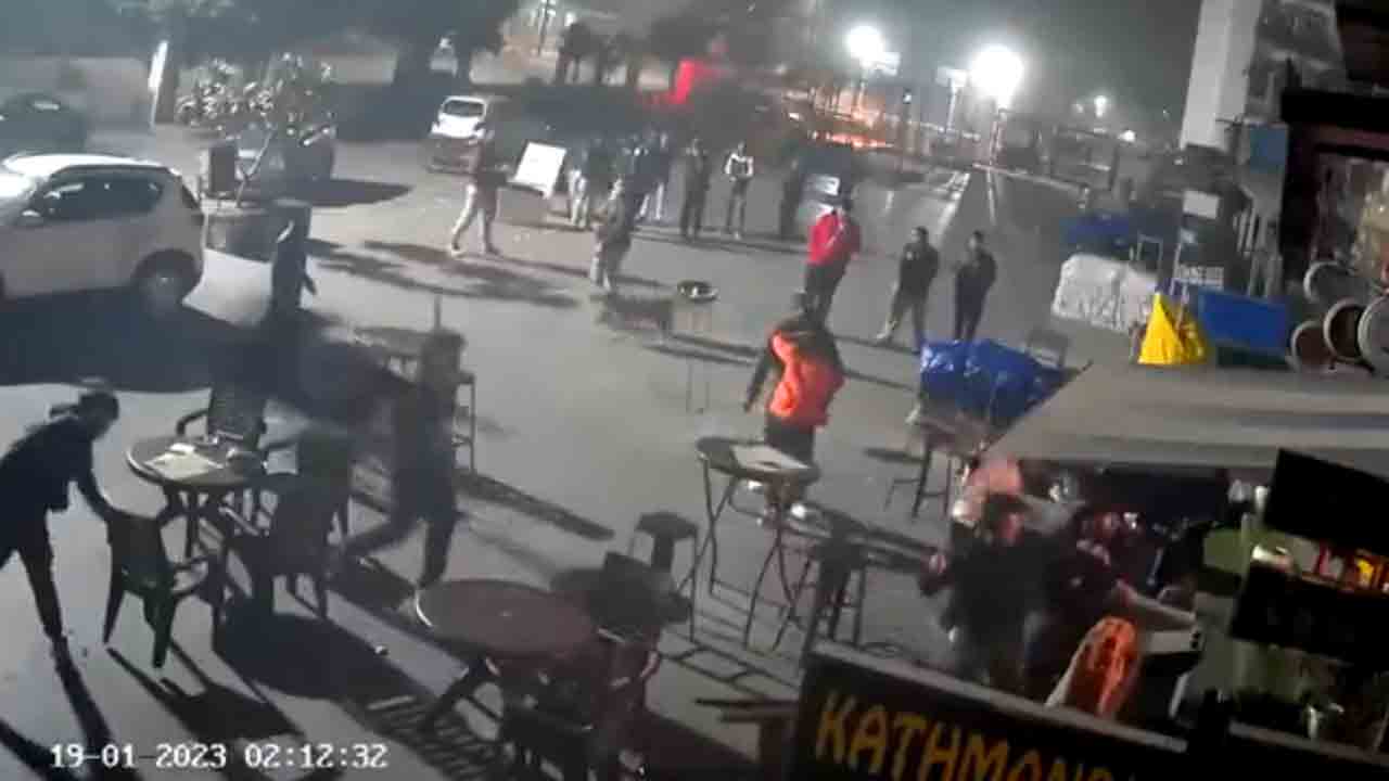 Watch: రెస్టారెంట్‌పై కుర్చీలు విసిరి.. యాజమానిని కర్రలతో కొట్టిన దుండగులు