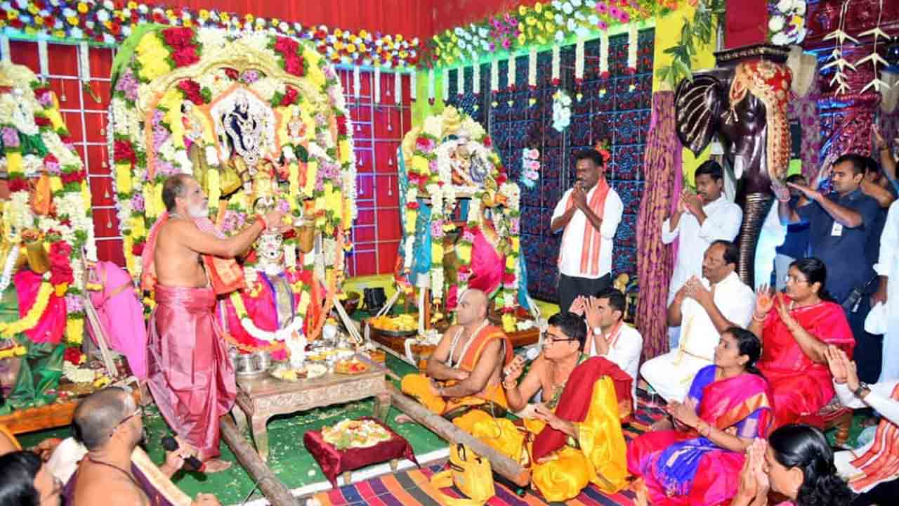 ధర్మపురిలో ఘనంగా ముక్కోటి ఏకాదశి వేడుకలు.. పాల్గొన్న మంత్రి ఈశ్వర్‌