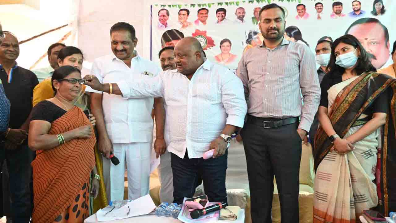 కంటి వెలుగుతో కళ్లను కాపాడుకోవాలి : మంత్రి గంగుల