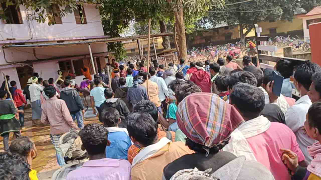 చర్చిపై దాడికి స్థానికులు యత్నం.. పోలీస్‌ అధికారికి గాయాలు