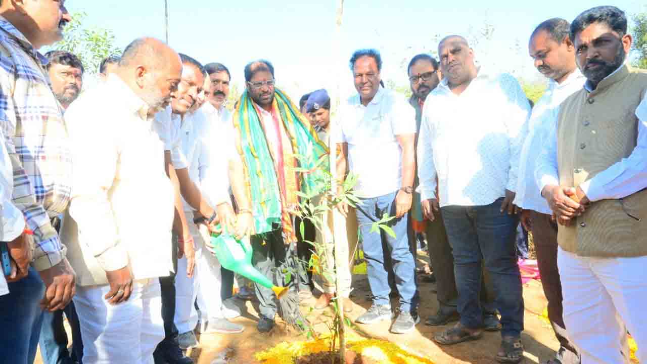 కేబీఆర్‌పార్క్‌లో మొక్కలు నాటిన ఎంపీ వద్దిరాజు