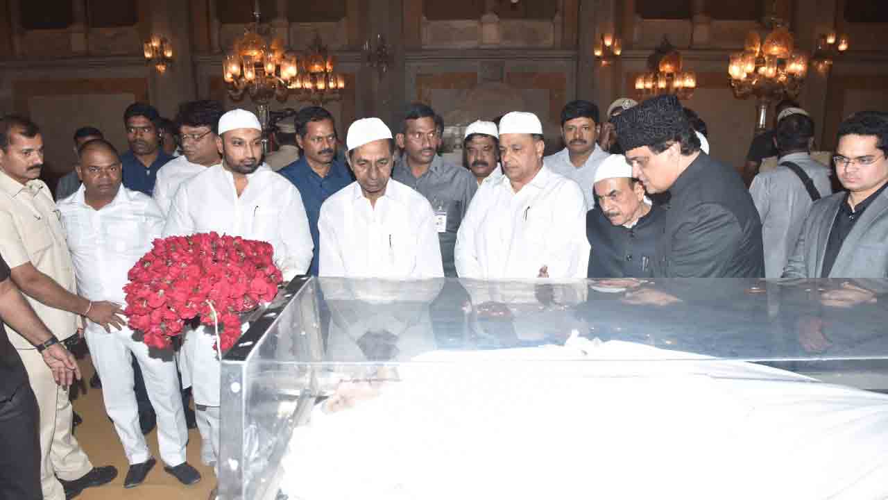 నిజాం నవాబు ముకరం ఝాకు నివాళులర్పించిన సీఎం కేసీఆర్‌