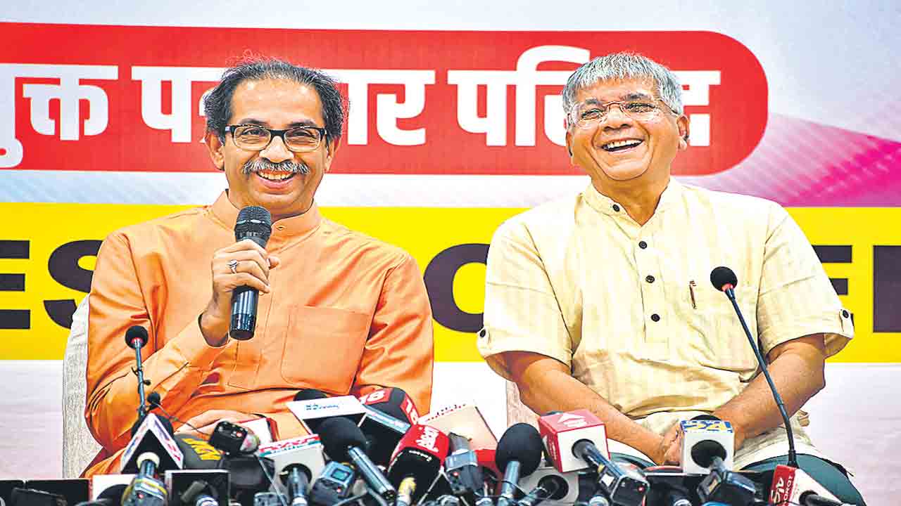 ప్రకాశ్‌ అంబేద్కర్‌తో ఉద్ధవ్‌ ఠాక్రే జట్టు