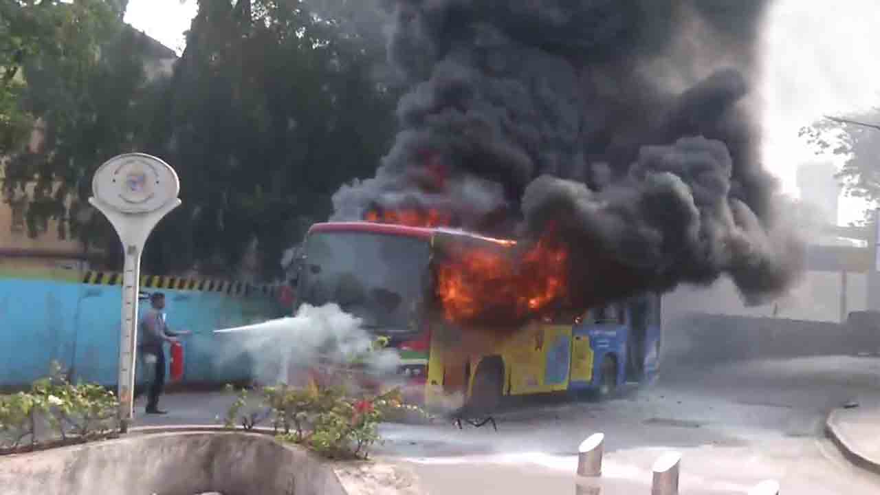 ముంబైలో ఘోర అగ్నిప్రమాదం.. ఎలక్ట్రిక్‌ బస్సులో చెలరేగిన మంటలు