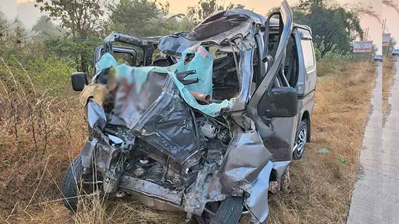 లారీని ఢీకొట్టిన కారు.. ముగ్గురు మహిళలు సహా 9 మంది దుర్మరణం