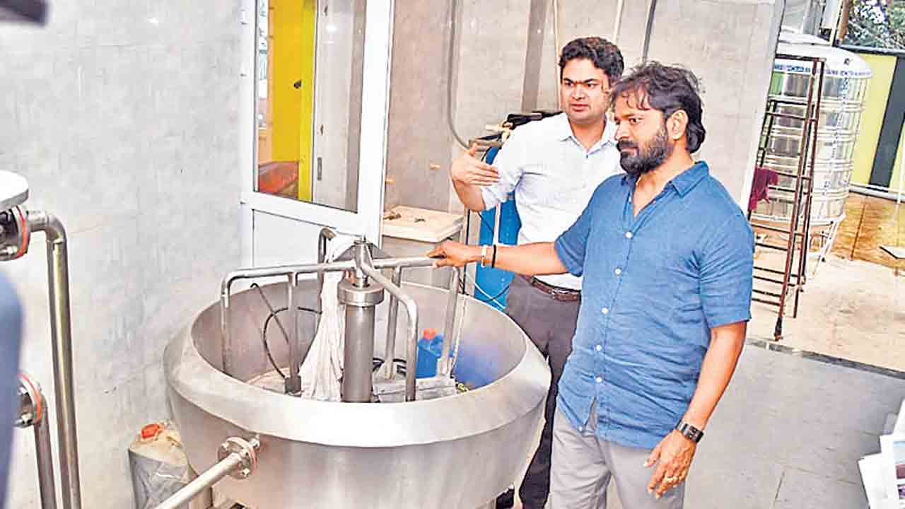 నీరా కేఫ్‌ పనులు పూర్తవ్వాలి