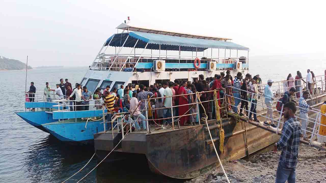 సాగర్‌లో పర్యాటకుల సందడి