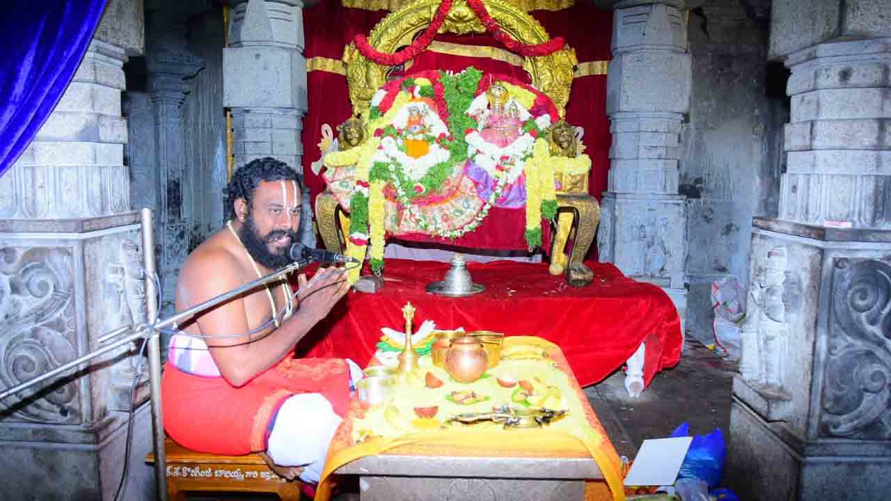 సావైభవంగా స్వయంభువులకు నిత్యారాధనలు