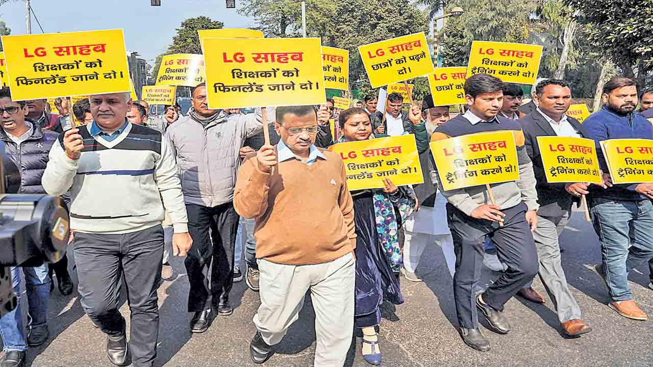 ఢిల్లీ ఎల్జీ ఆఫీసు ఎదుట సీఎం కేజ్రీవాల్ నిరసన