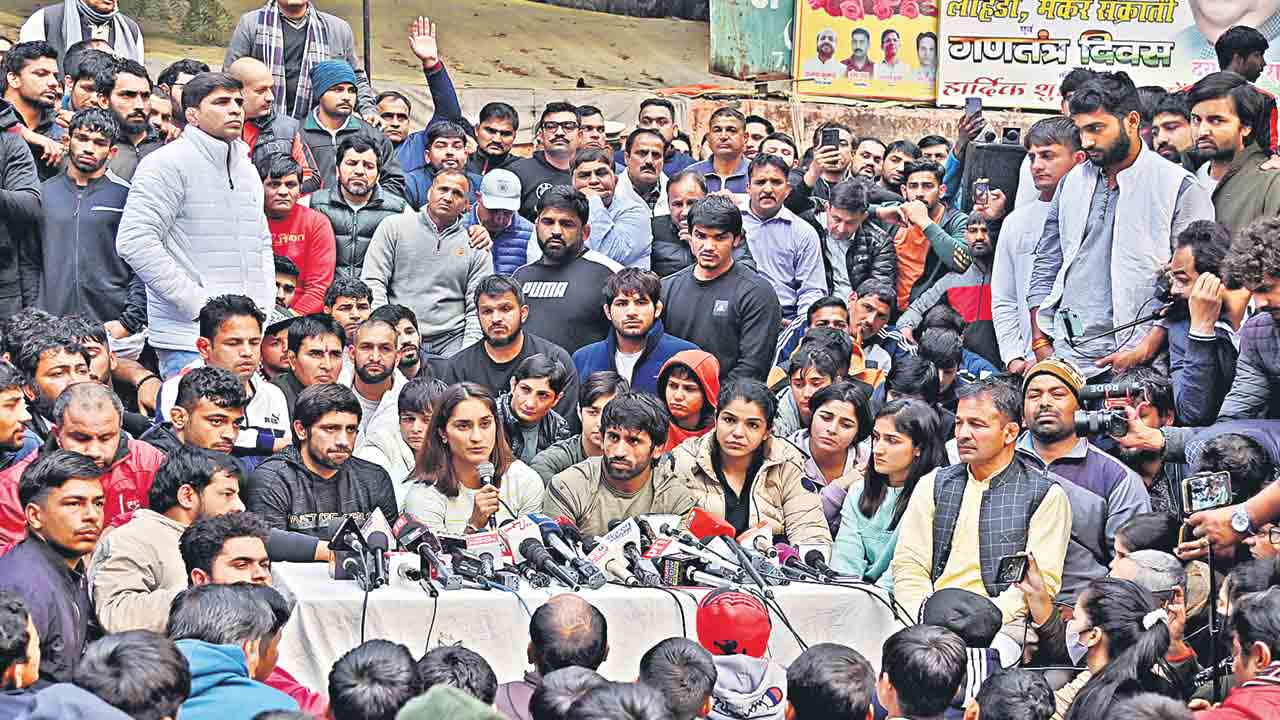 బీజేపీ ఎంపీ బ్రిజ్‌భూషణ్‌ను పదవి నుంచి తొలగించాలి: రెజ్లర్లు