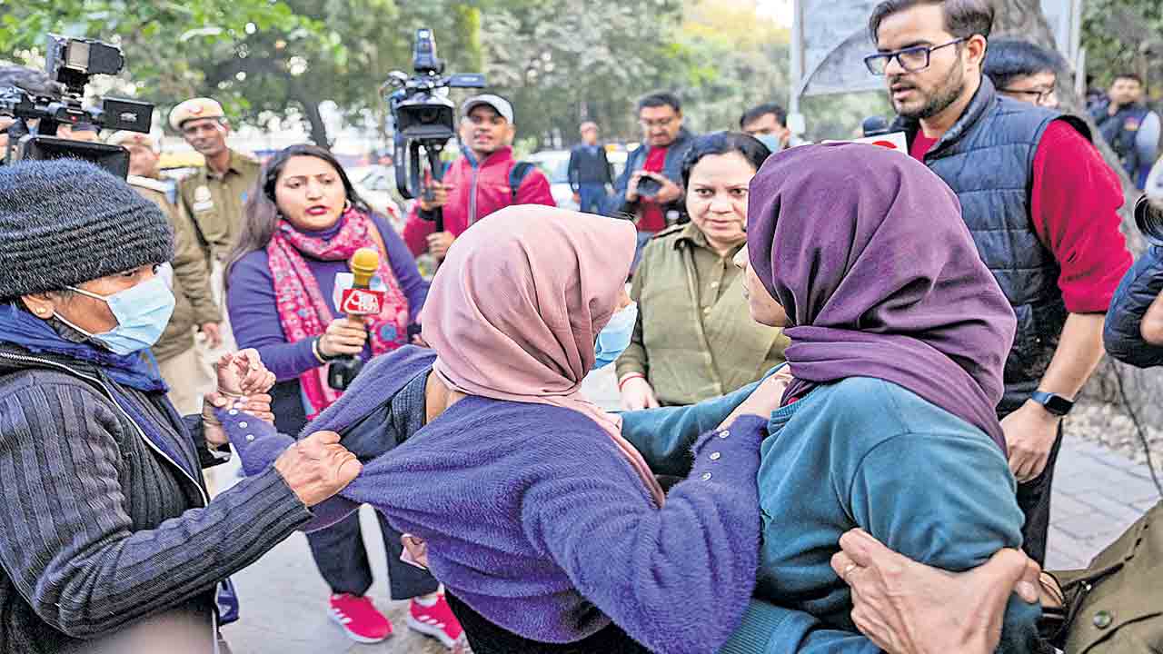 విద్యార్థులపై ఉక్కుపాదం.. బీబీసీ డాక్యుమెంటరీ చూడకుండా కేంద్రం అడ్డంకులు