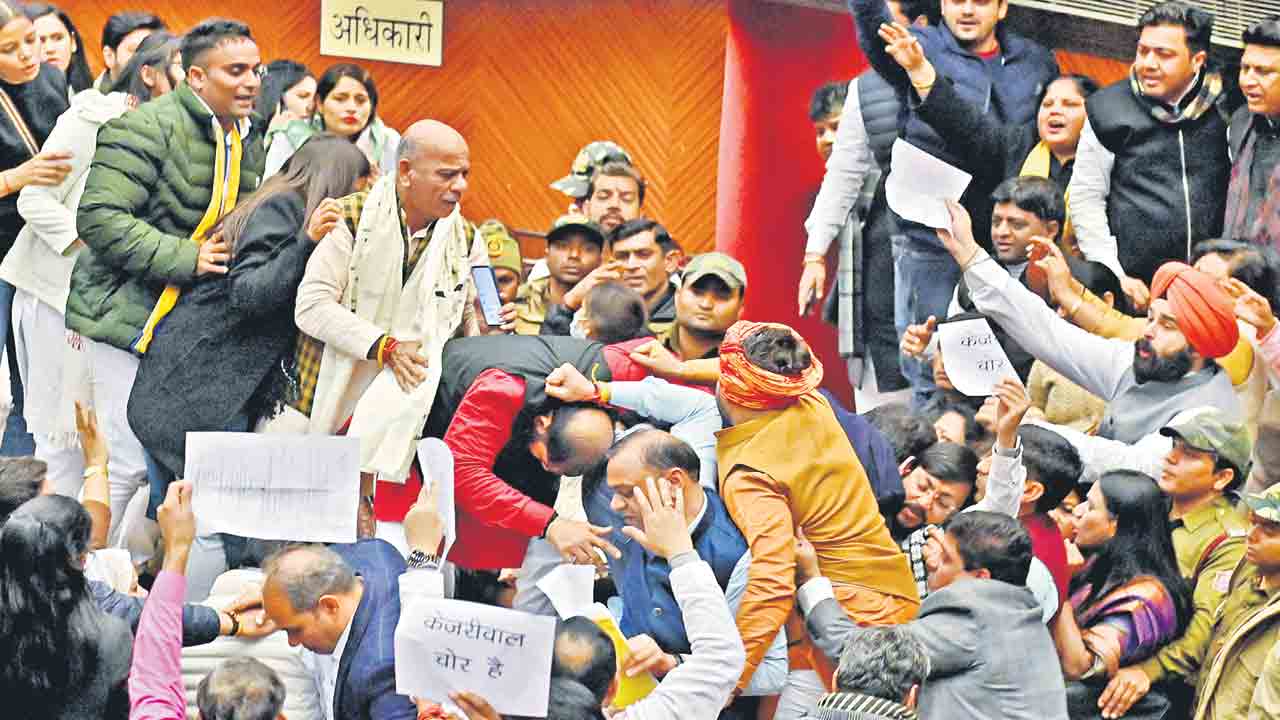 బీజేపీ మార్క్‌ ప్రజాస్వామ్యం.. ఎన్నికల్లో ఓడినా పదవి కోసం కుతంత్రం