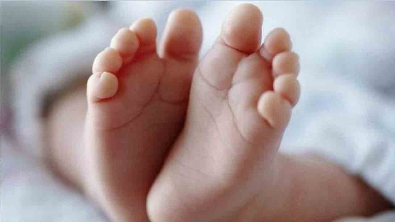 Baby Flushed in Toilet | అప్పుడే పుట్టిన శిశువును.. ఆసుపత్రి టాయిలెట్లో పడేసి ఫ్లష్