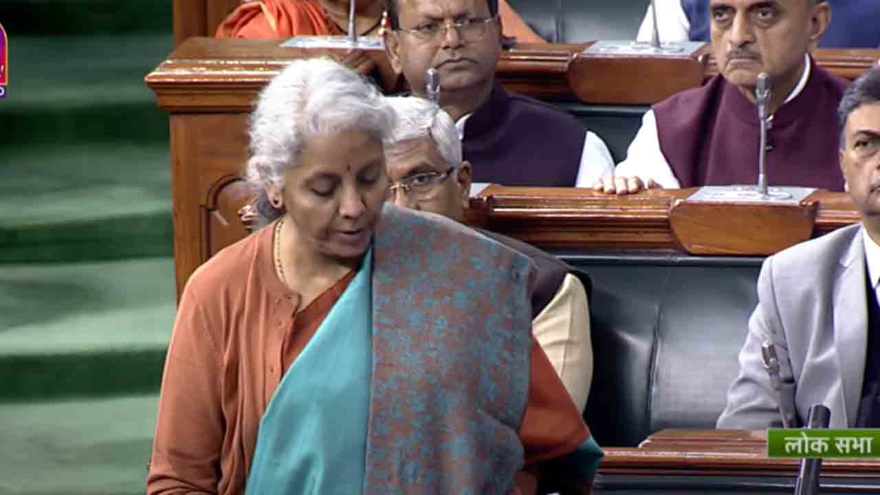 పార్లమెంటుకు ఆర్థిక సర్వేను సమర్పించిన కేంద్ర మంత్రి నిర్మలాసీతారామన్‌