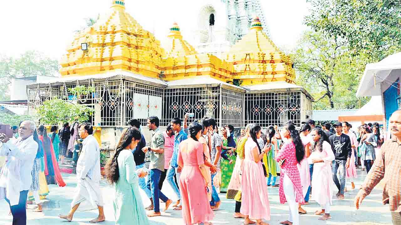 ఆధ్యాత్మిక సందడి