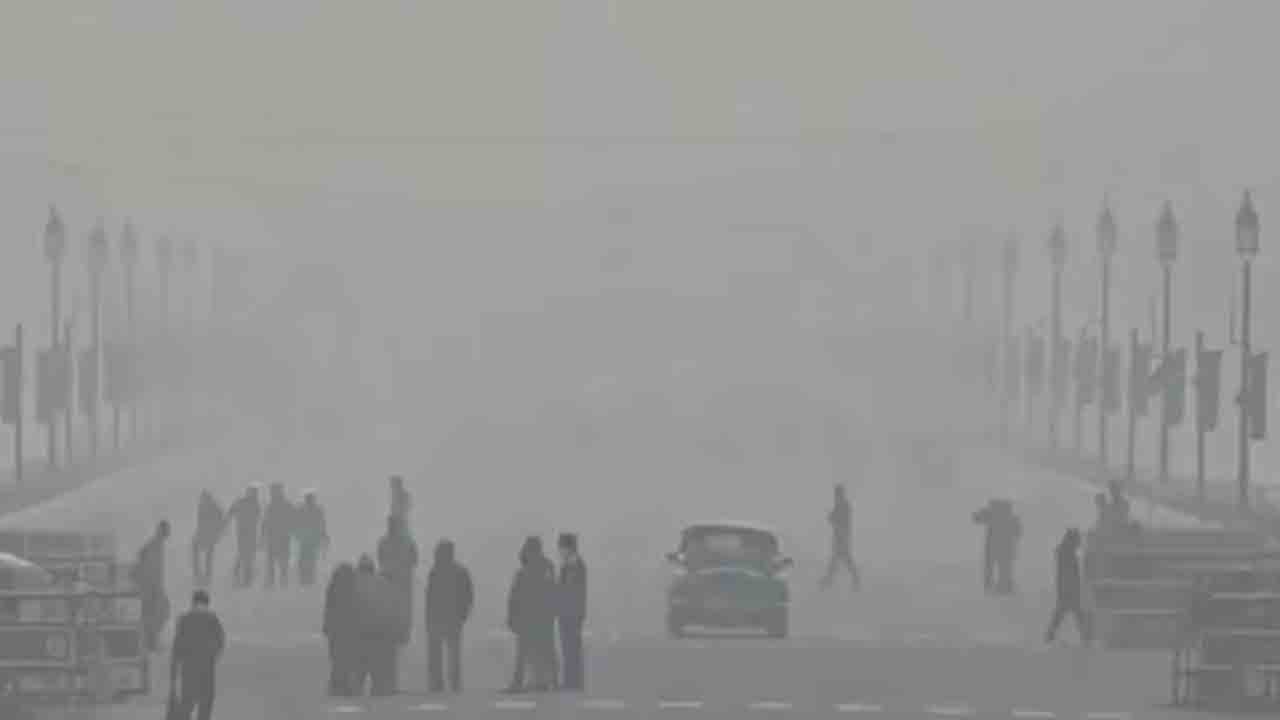 ఢిల్లీని వణికిస్తున్న తీవ్రమైన చలి.. పలు రైల్లు, విమానాలు రద్దు